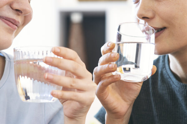 friends drinking a fresh glass of water at home
