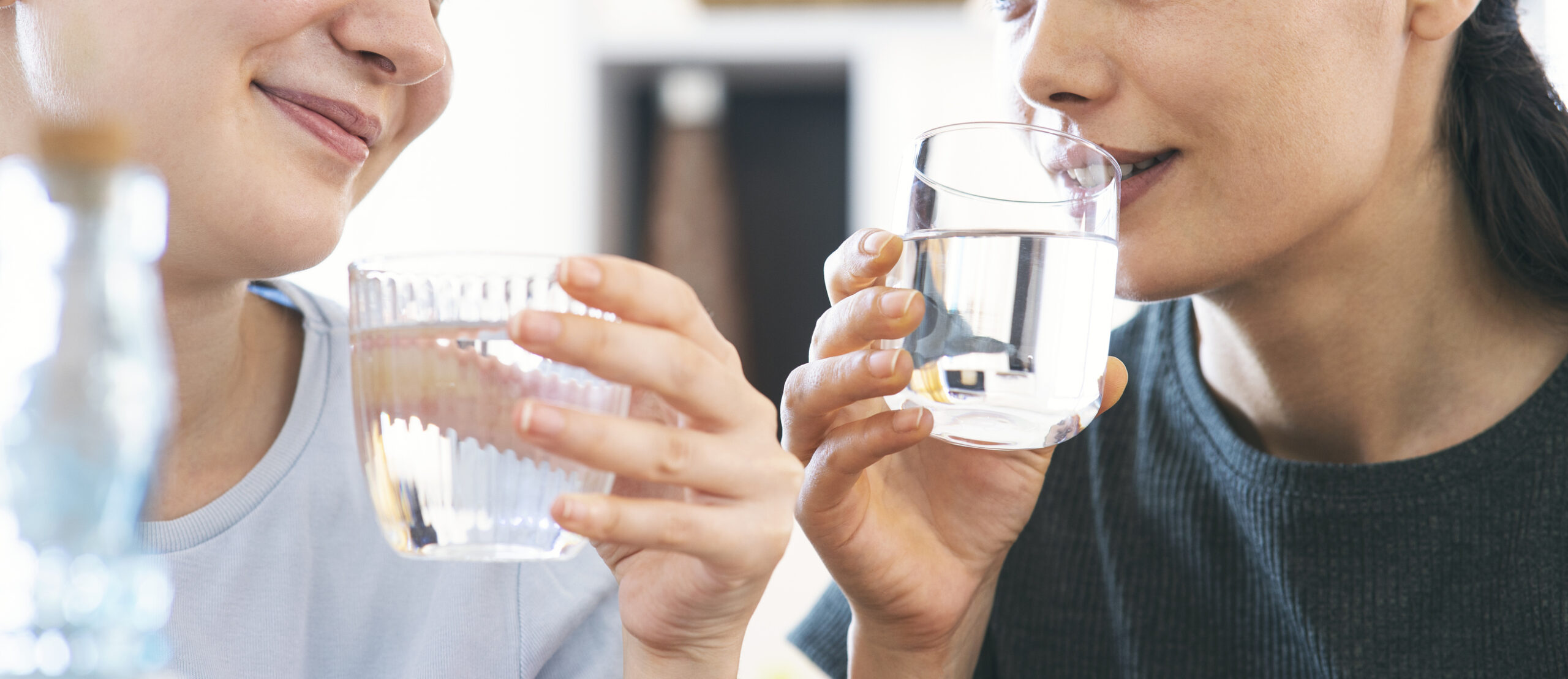 friends drinking a fresh glass of water at home